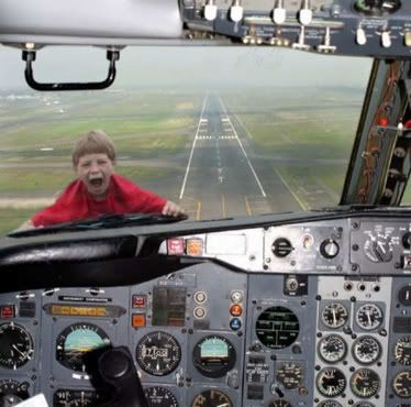 kid-stuck-outside-airplane-window-b.jpg