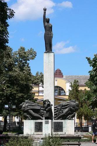 3171963-Monument_to_the_Dead_Sumadi.jpg